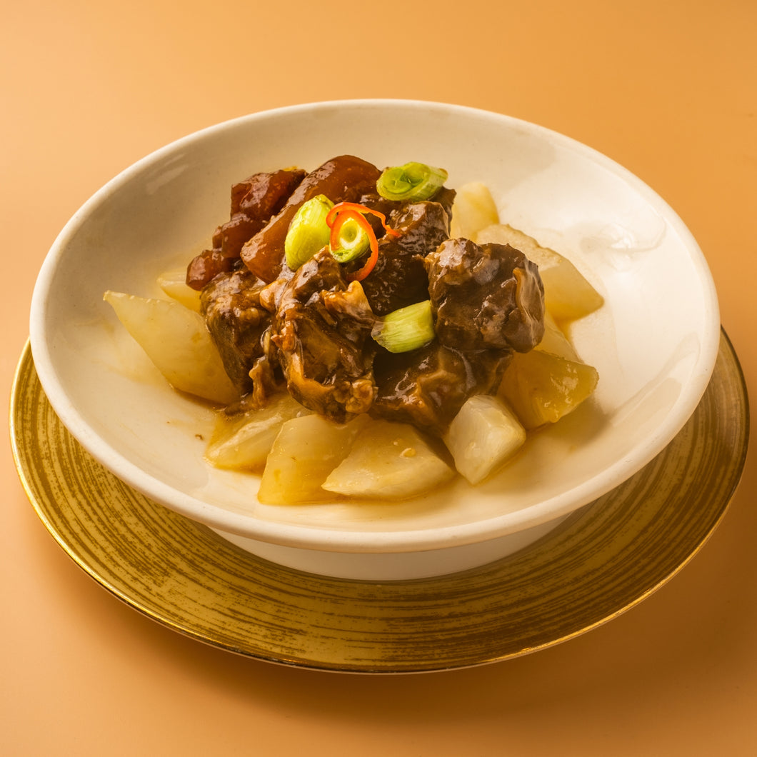 Slow-cooked South African 8-head Abalone with Beef Brisket Stew, Tendon and Turnip 原粒南非八头鲍鱼萝卜牛筋腩煲